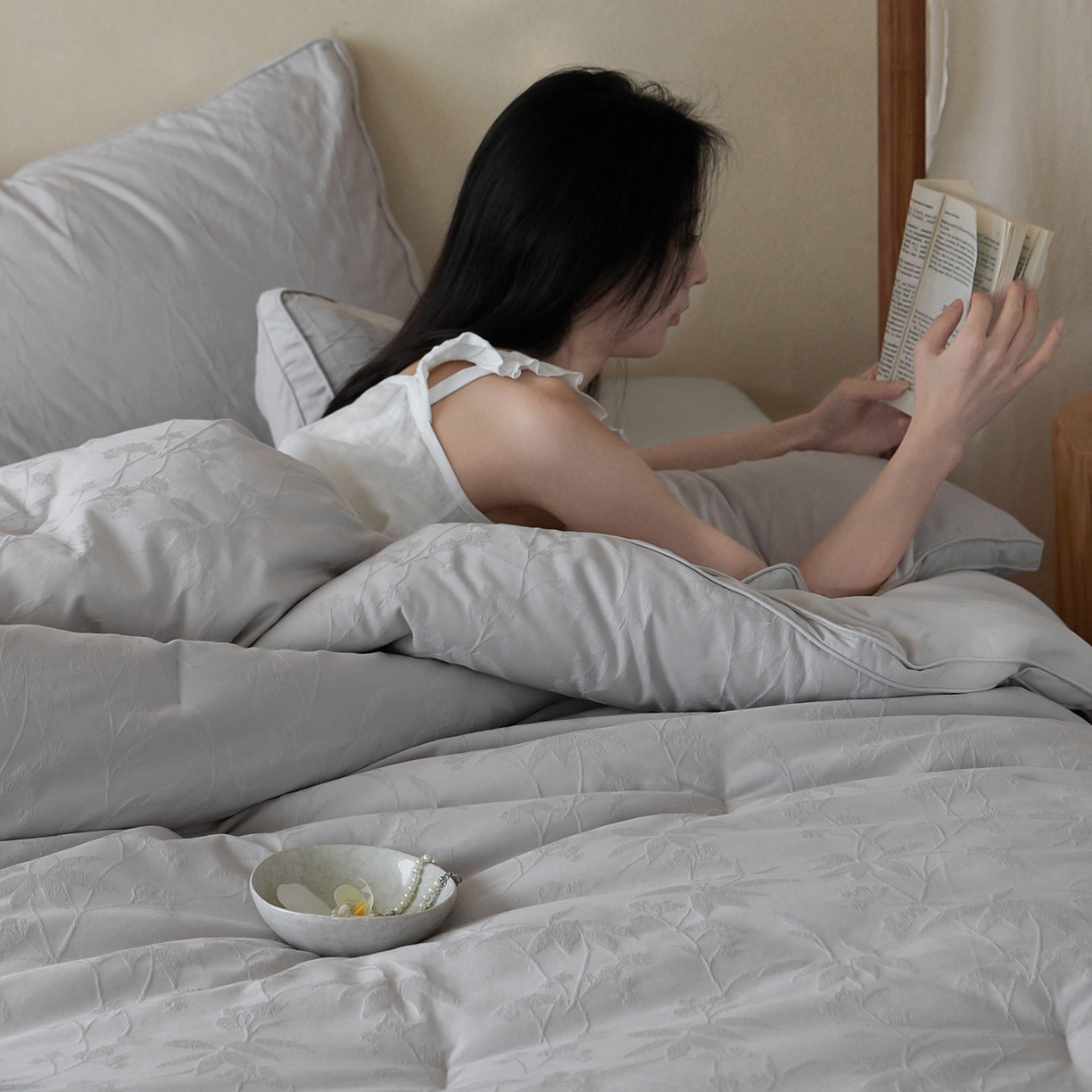 91家纺网 家纺一手货源 找家纺 一加一 2025新款全棉提花航天恒温抗菌被子被芯 森语(银灰)