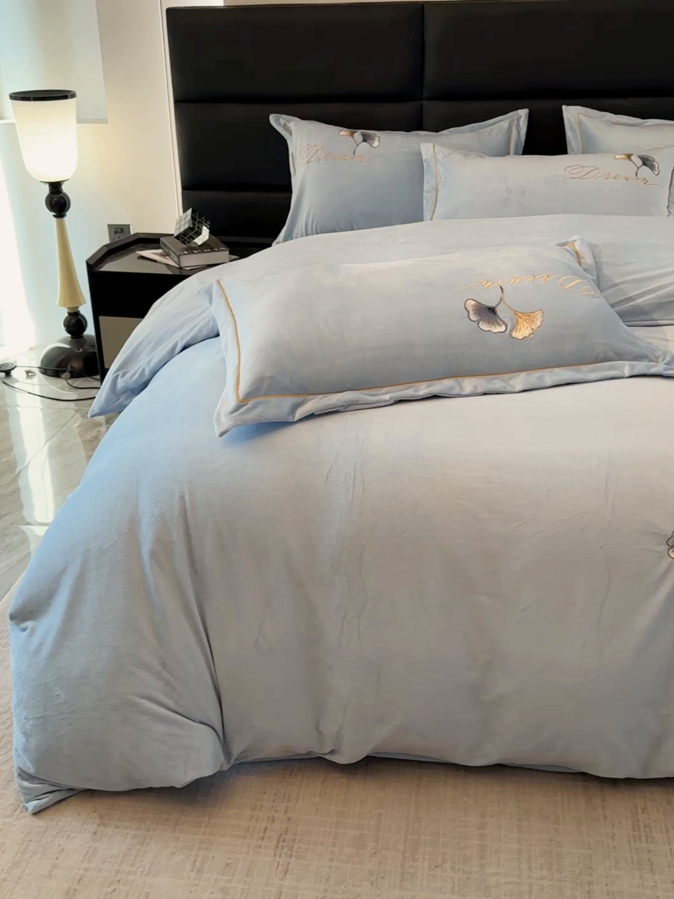 91家纺网 家纺一手货源 找家纺 U品汇 2025新款7斤高克重牛奶绒刺绣花四件套床裙款法莱绒金貂珊瑚绒水晶绒不掉毛 银杏叶-浅蓝