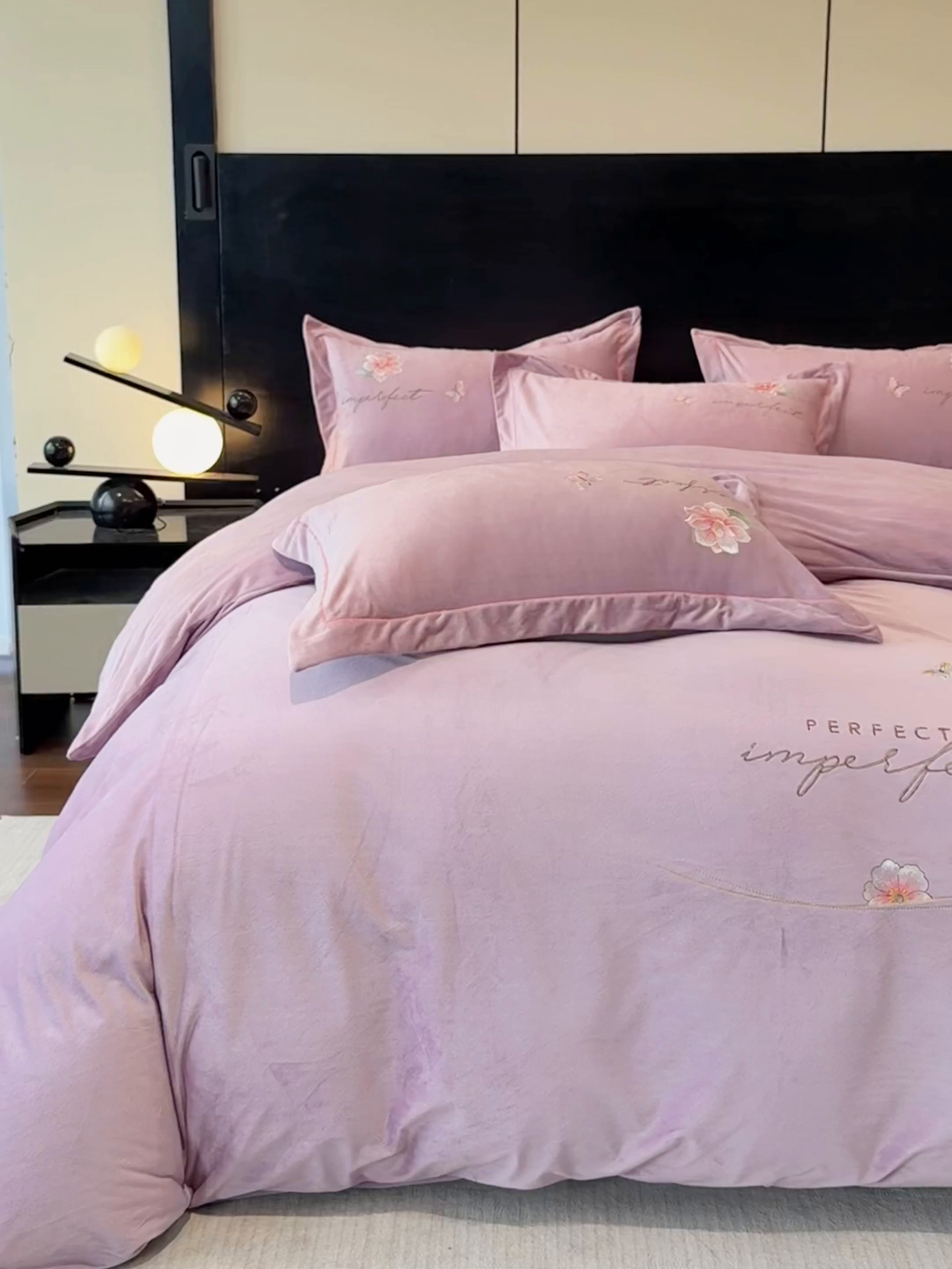 91家纺网 家纺一手货源 找家纺 U品汇 2025新款7斤高克重牛奶绒刺绣花四件套床裙款法莱绒金貂珊瑚绒水晶绒不掉毛 花韵-香叶紫