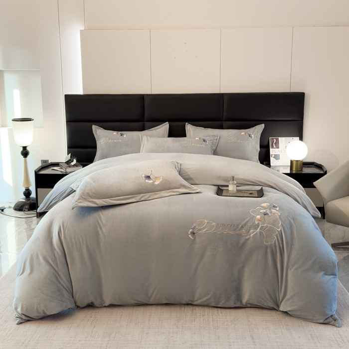 91家纺网 家纺一手货源 找家纺 U品汇 2025新款7斤高克重牛奶绒刺绣花四件套床裙款法莱绒金貂珊瑚绒水晶绒不掉毛 银杏叶-高级灰