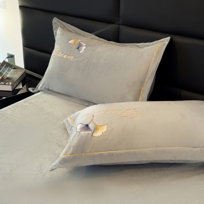 91家纺网 家纺一手货源 找家纺 U品汇 2025新款7斤高克重牛奶绒刺绣花四件套床裙款法莱绒金貂珊瑚绒水晶绒不掉毛 银杏叶-高级灰