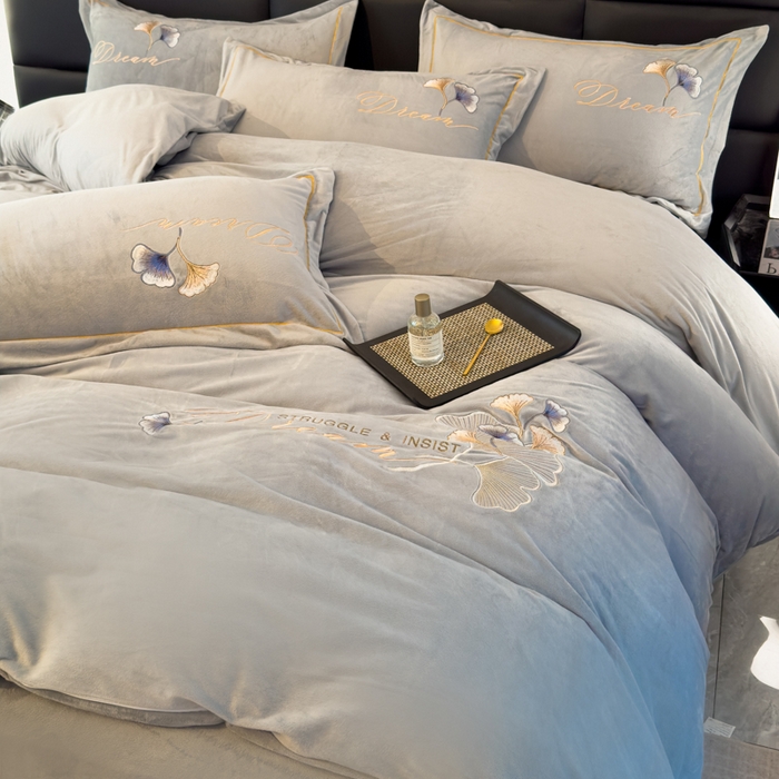 91家纺网 家纺一手货源 找家纺 U品汇 2025新款7斤高克重牛奶绒刺绣花四件套床裙款法莱绒金貂珊瑚绒水晶绒不掉毛 银杏叶-高级灰