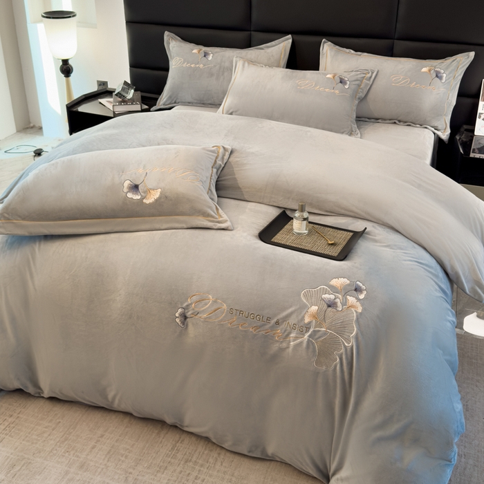 91家纺网 家纺一手货源 找家纺 U品汇 2025新款7斤高克重牛奶绒刺绣花四件套床裙款法莱绒金貂珊瑚绒水晶绒不掉毛 银杏叶-高级灰