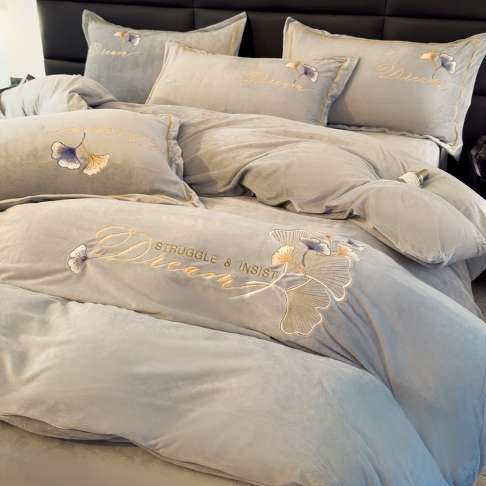 91家纺网 家纺一手货源 找家纺 U品汇 2025新款7斤高克重牛奶绒刺绣花四件套床裙款法莱绒金貂珊瑚绒水晶绒不掉毛 银杏叶-高级灰