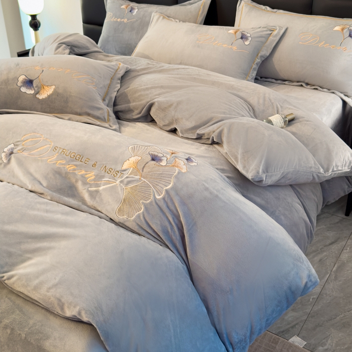 91家纺网 家纺一手货源 找家纺 U品汇 2025新款7斤高克重牛奶绒刺绣花四件套床裙款法莱绒金貂珊瑚绒水晶绒不掉毛 银杏叶-高级灰