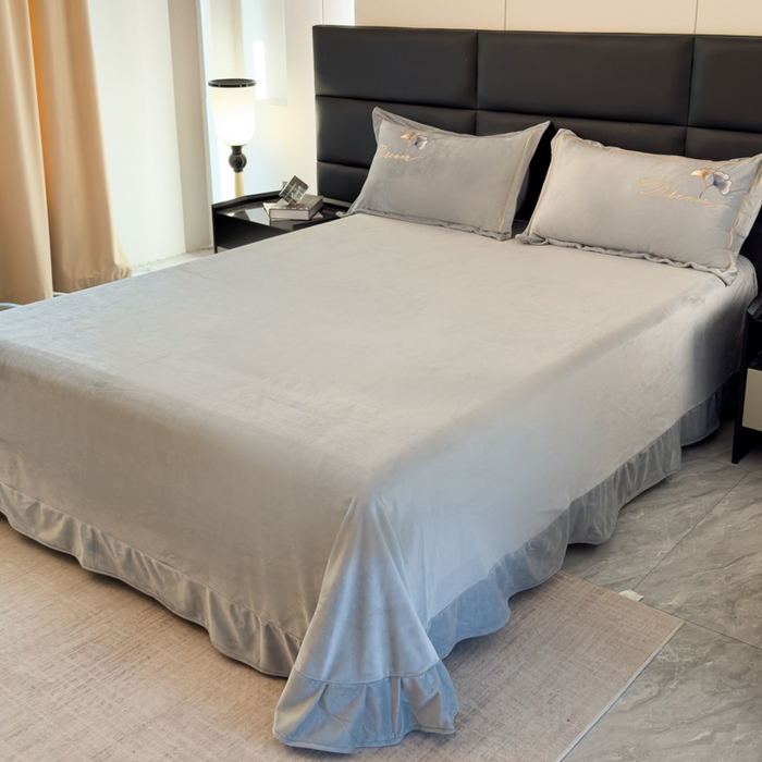 91家纺网 家纺一手货源 找家纺 U品汇 2025新款7斤高克重牛奶绒刺绣花四件套床裙款法莱绒金貂珊瑚绒水晶绒不掉毛 银杏叶-高级灰