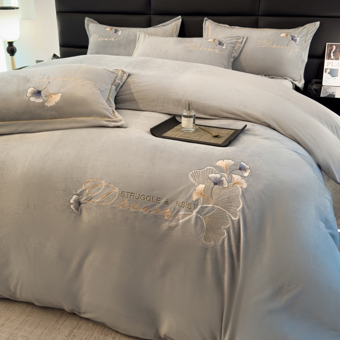 91家纺网 家纺一手货源 找家纺 U品汇 2025新款7斤高克重牛奶绒刺绣花四件套床裙款法莱绒金貂珊瑚绒水晶绒不掉毛 银杏叶-高级灰