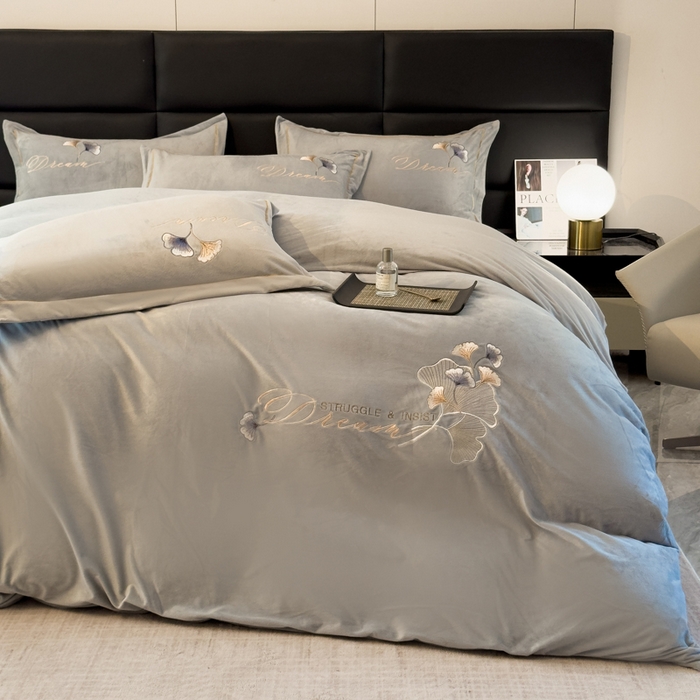 91家纺网 家纺一手货源 找家纺 U品汇 2025新款7斤高克重牛奶绒刺绣花四件套床裙款法莱绒金貂珊瑚绒水晶绒不掉毛 银杏叶-高级灰