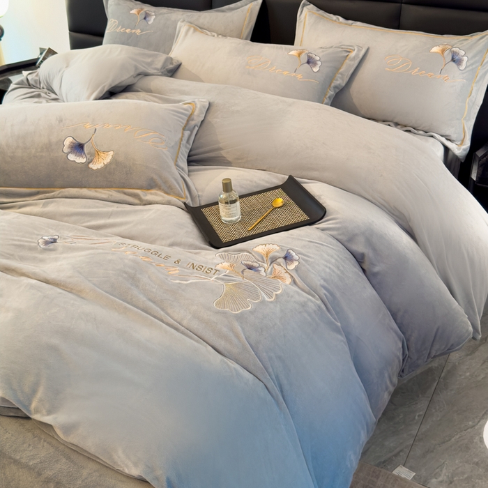 91家纺网 家纺一手货源 找家纺 U品汇 2025新款7斤高克重牛奶绒刺绣花四件套床裙款法莱绒金貂珊瑚绒水晶绒不掉毛 银杏叶-高级灰