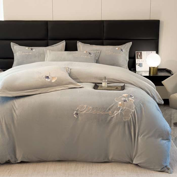 91家纺网 家纺一手货源 找家纺 U品汇 2025新款7斤高克重牛奶绒刺绣花四件套床裙款法莱绒金貂珊瑚绒水晶绒不掉毛 银杏叶-高级灰