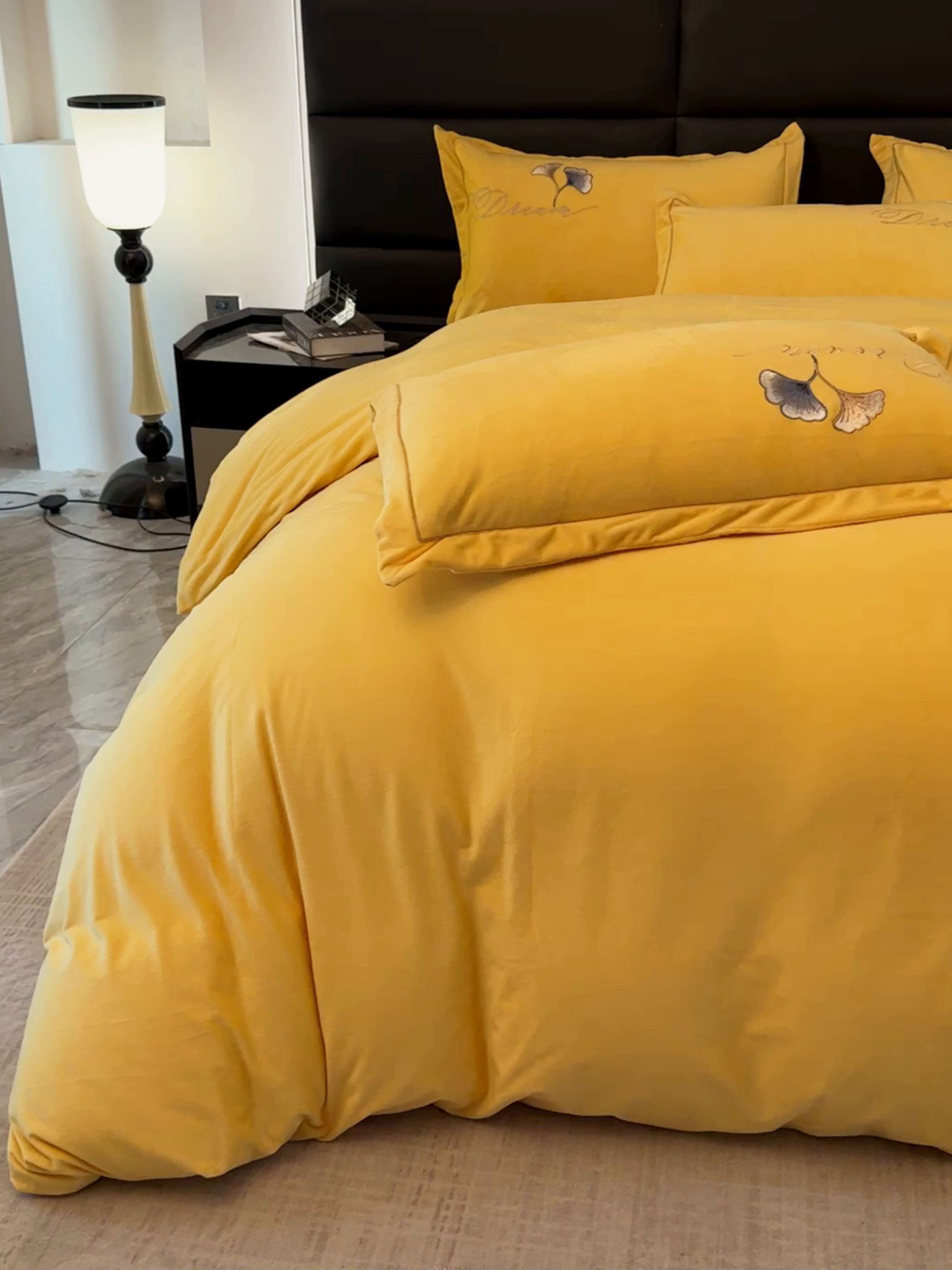 91家纺网 家纺一手货源 找家纺 U品汇 2025新款7斤高克重牛奶绒刺绣花四件套床裙款法莱绒金貂珊瑚绒水晶绒不掉毛 银杏叶-柠檬黄