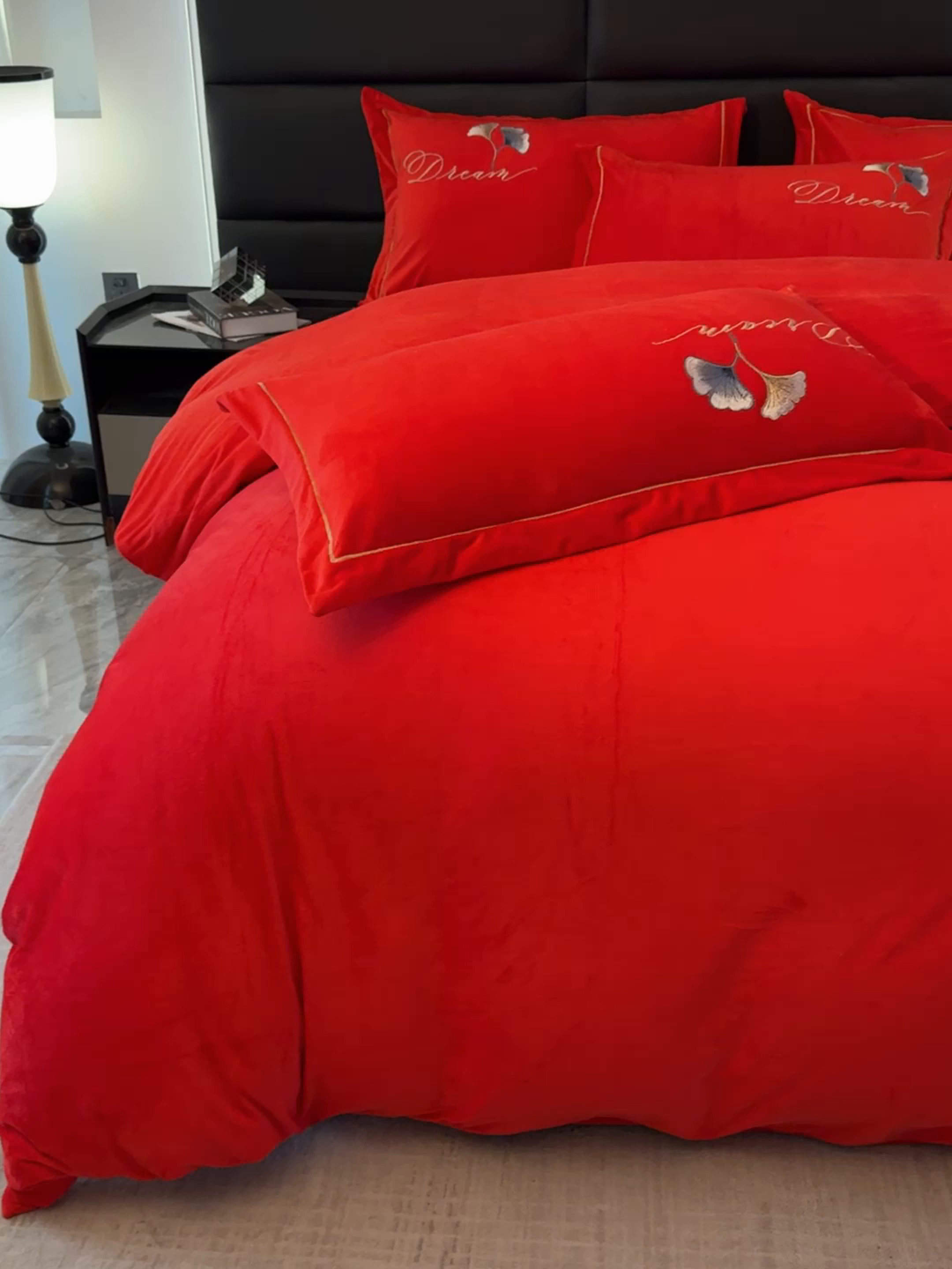 91家纺网 家纺一手货源 找家纺 U品汇 2025新款7斤高克重牛奶绒刺绣花四件套床裙款法莱绒金貂珊瑚绒水晶绒不掉毛 银杏叶-大红