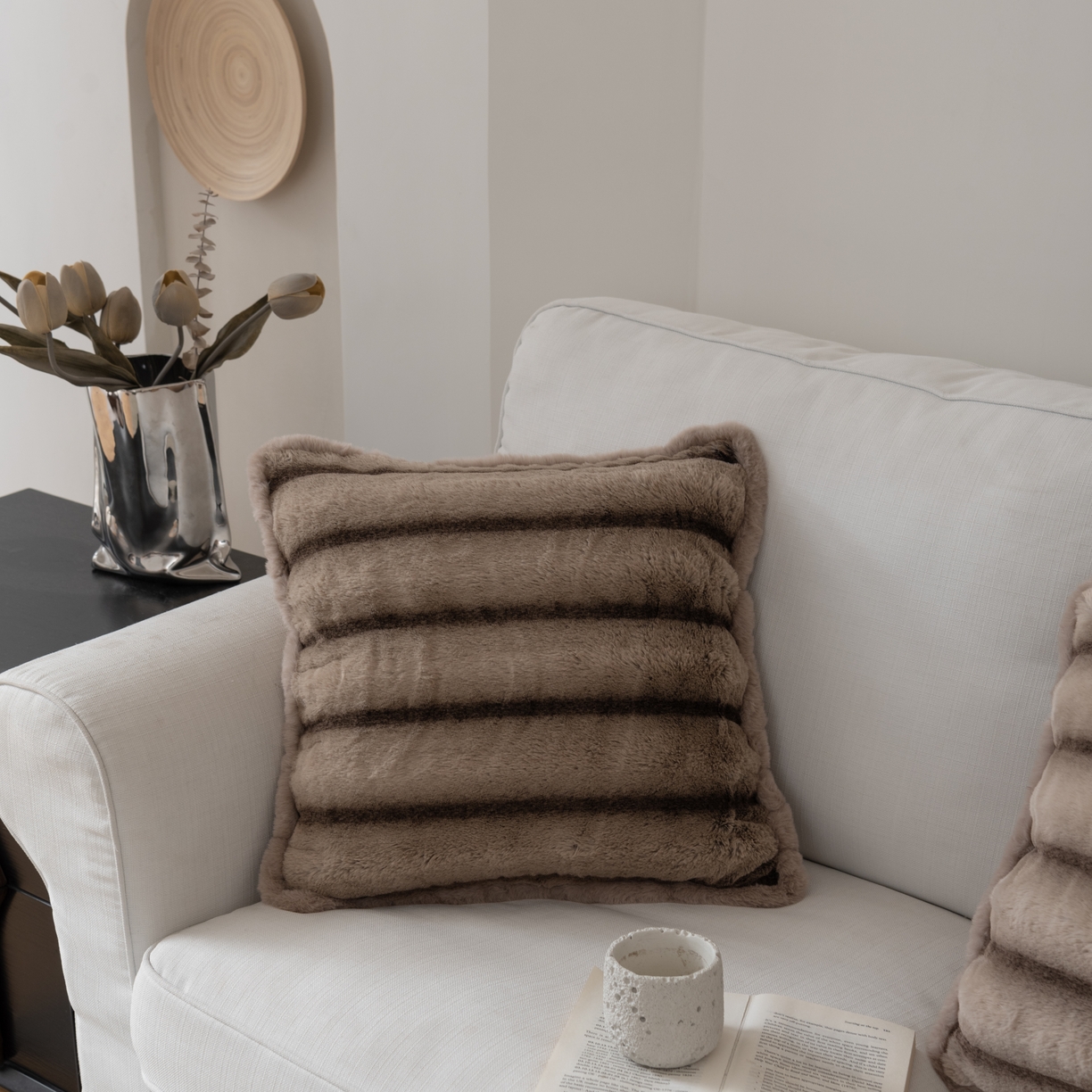 91家纺网 家纺一手货源 找家纺 （总）博笔熊 2025新款超柔兔毛条纹抱枕靠枕靠垫