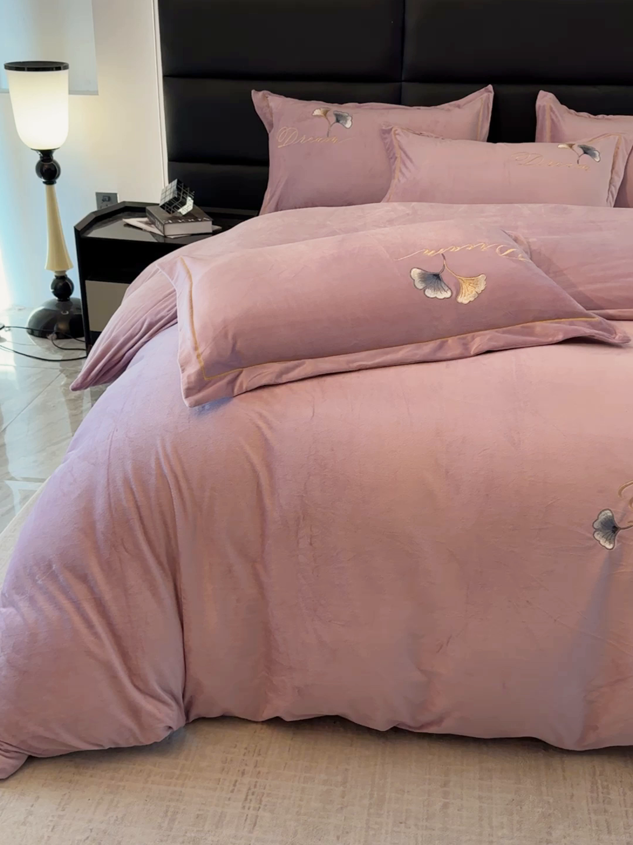 91家纺网 家纺一手货源 找家纺 U品汇 2025新款7斤高克重牛奶绒刺绣花四件套床裙款法莱绒金貂珊瑚绒水晶绒不掉毛 银杏叶-香叶紫