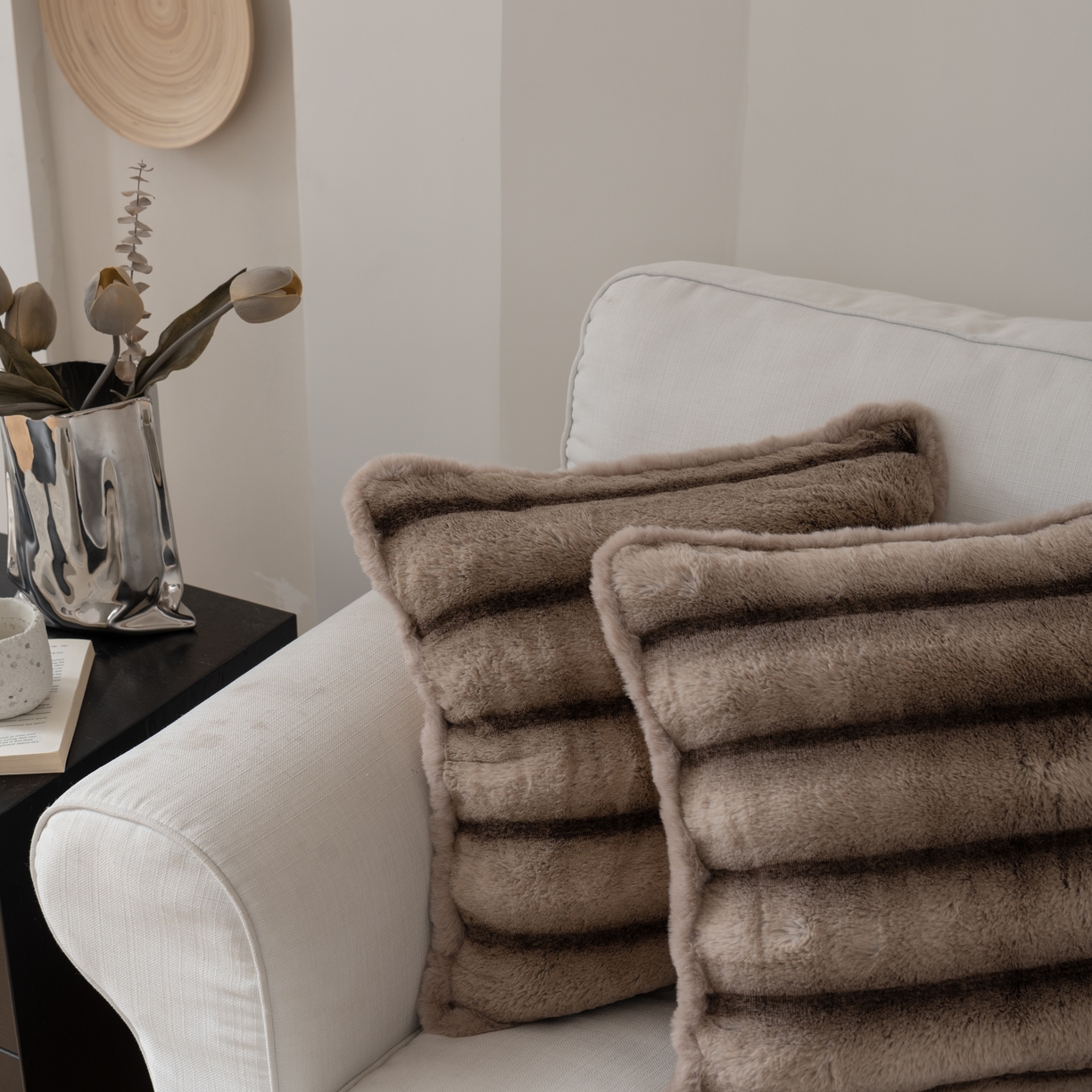 91家纺网 家纺一手货源 找家纺 （总）博笔熊 2025新款超柔兔毛条纹抱枕靠枕靠垫