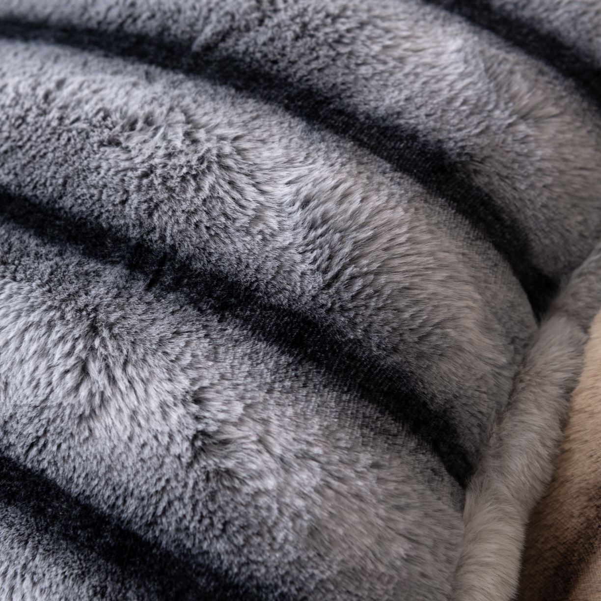 91家纺网 家纺一手货源 找家纺 （总）博笔熊 2025新款超柔兔毛条纹抱枕靠枕靠垫