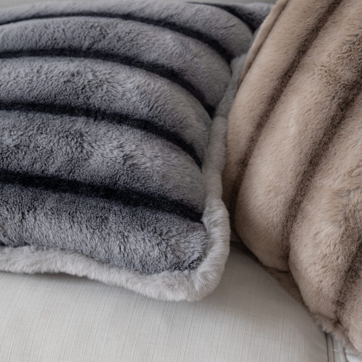 91家纺网 家纺一手货源 找家纺 （总）博笔熊 2025新款超柔兔毛条纹抱枕靠枕靠垫