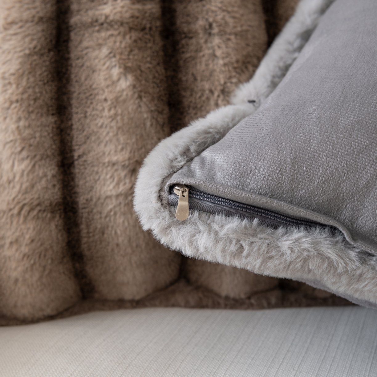 91家纺网 家纺一手货源 找家纺 （总）博笔熊 2025新款超柔兔毛条纹抱枕靠枕靠垫