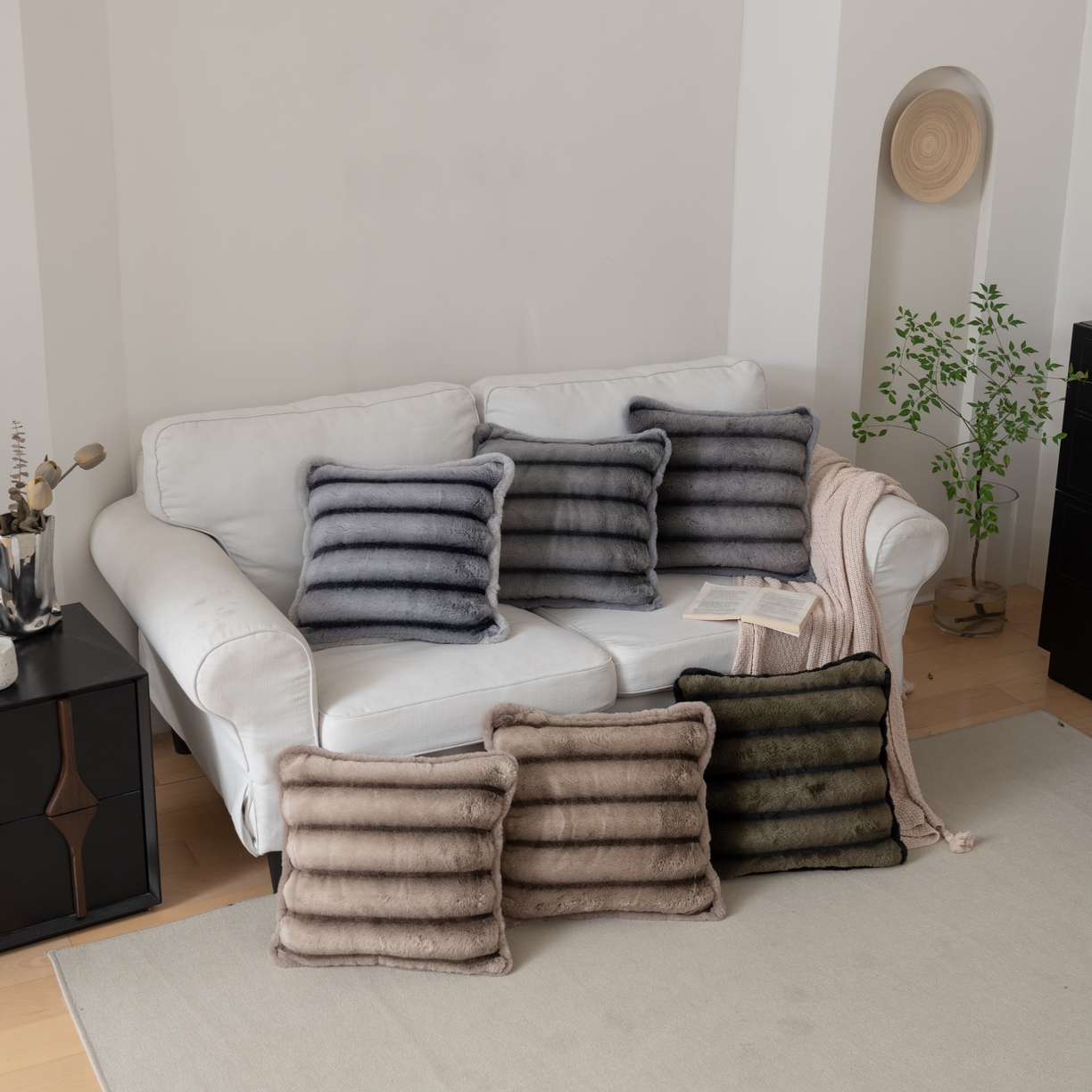 91家纺网 家纺一手货源 找家纺 （总）博笔熊 2025新款超柔兔毛条纹抱枕靠枕靠垫