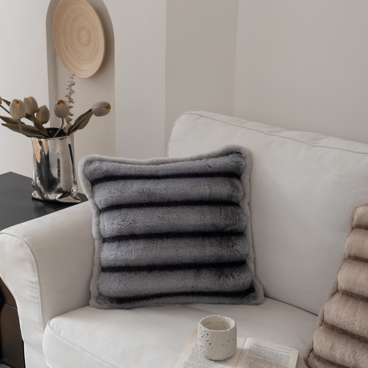 91家纺网 家纺一手货源 找家纺 （总）博笔熊 2025新款超柔兔毛条纹抱枕靠枕靠垫