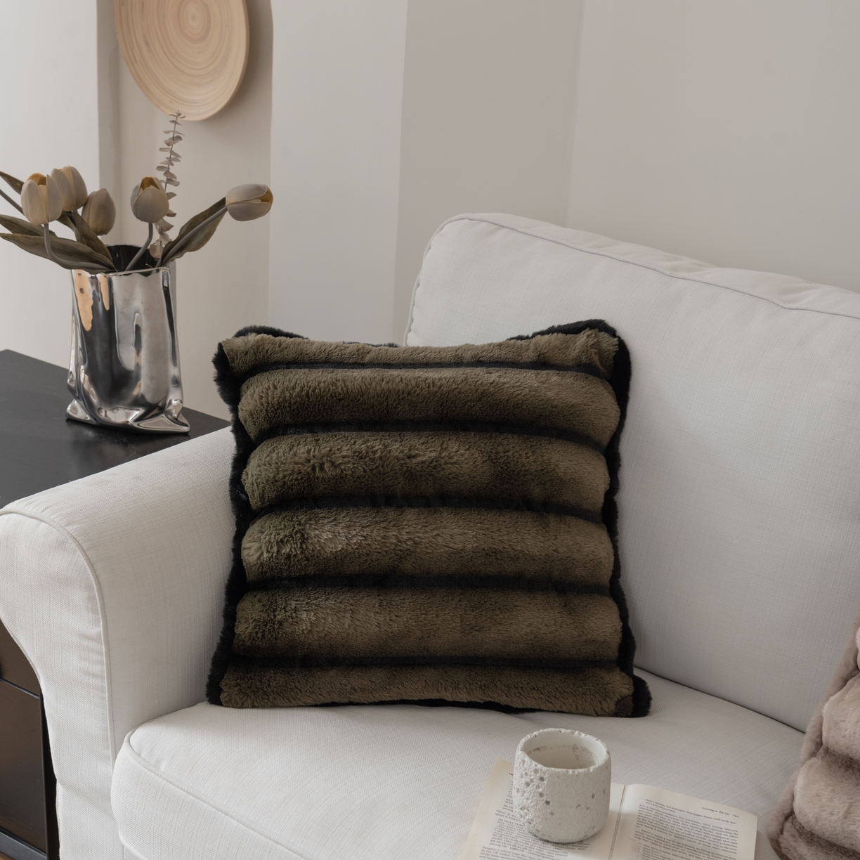 91家纺网 家纺一手货源 找家纺 （总）博笔熊 2025新款超柔兔毛条纹抱枕靠枕靠垫