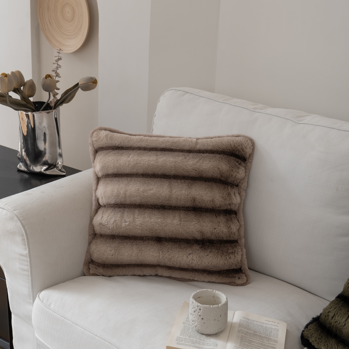 91家纺网 家纺一手货源 找家纺 （总）博笔熊 2025新款超柔兔毛条纹抱枕靠枕靠垫