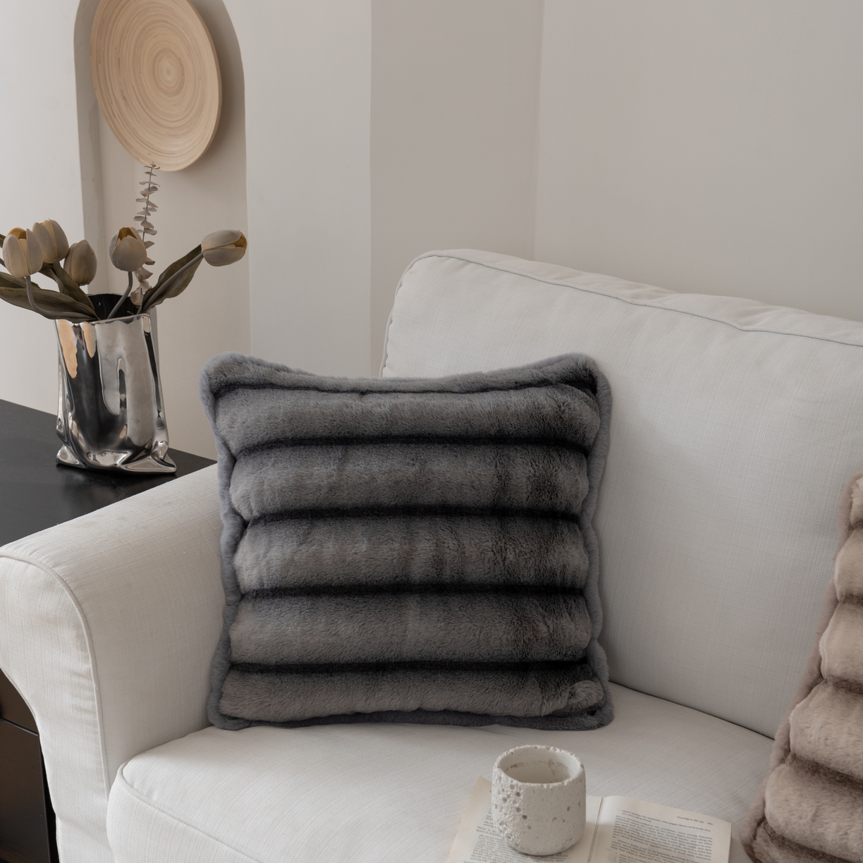 91家纺网 家纺一手货源 找家纺 （总）博笔熊 2025新款超柔兔毛条纹抱枕靠枕靠垫