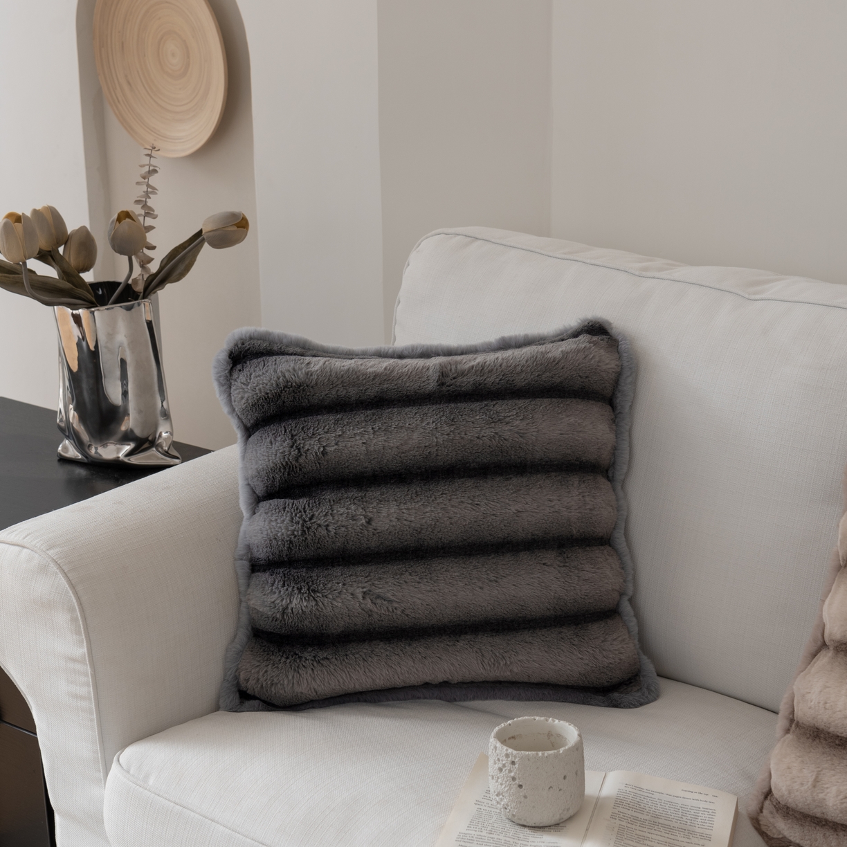 91家纺网 家纺一手货源 找家纺 （总）博笔熊 2025新款超柔兔毛条纹抱枕靠枕靠垫