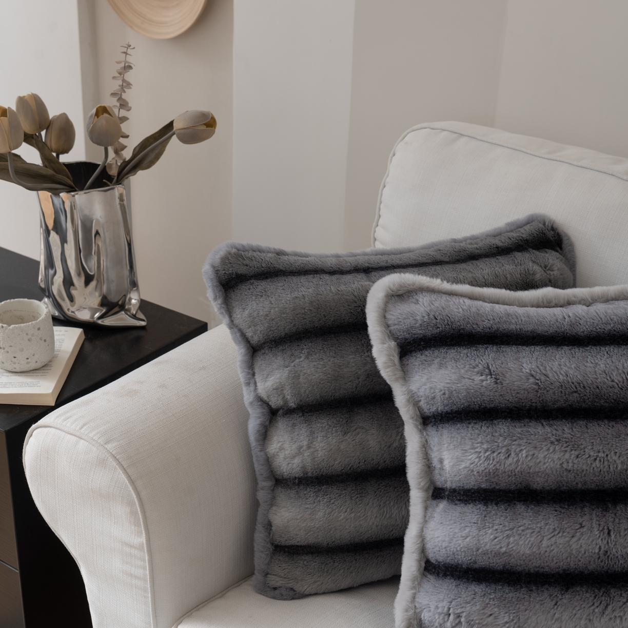 91家纺网 家纺一手货源 找家纺 （总）博笔熊 2025新款超柔兔毛条纹抱枕靠枕靠垫