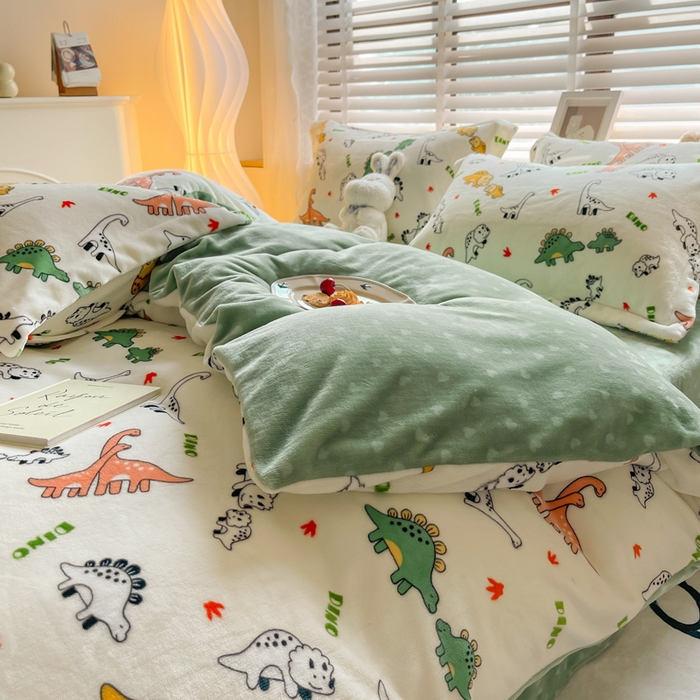 91家纺网 家纺一手货源 找家纺 宝薇2025新款ins风重8斤高克重吊边款牛奶绒四件套 恐龙伙伴