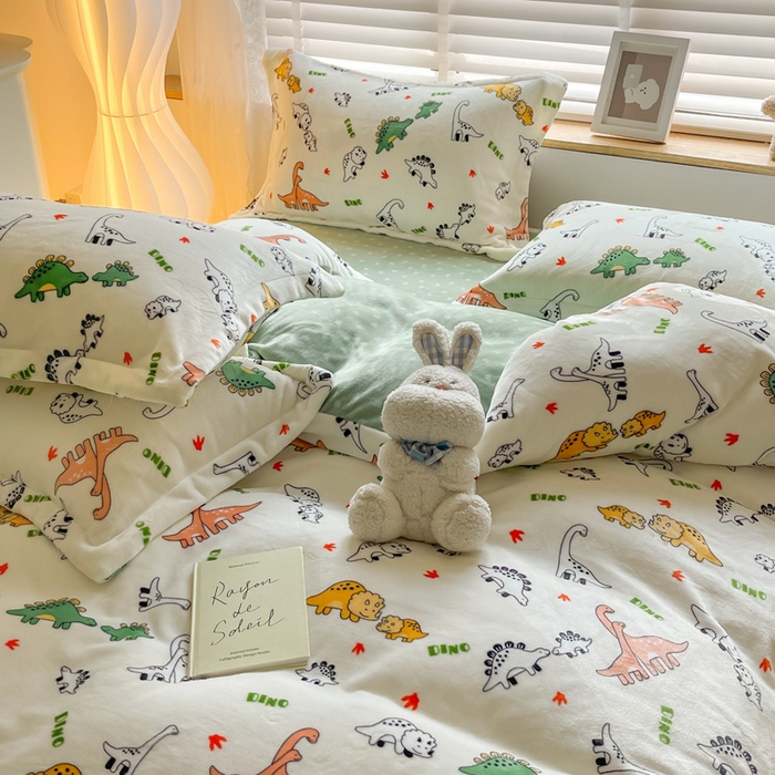 91家纺网 家纺一手货源 找家纺 宝薇2025新款ins风重8斤高克重吊边款牛奶绒四件套 恐龙伙伴