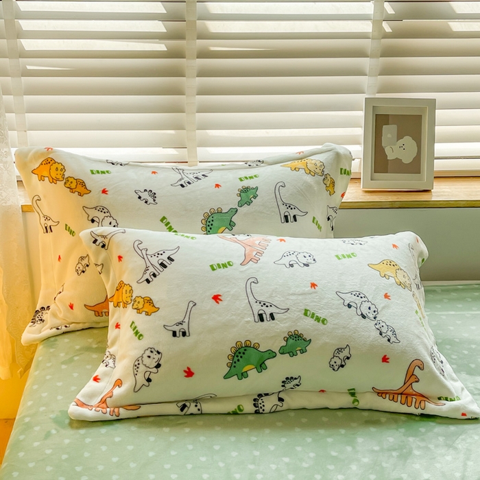 91家纺网 家纺一手货源 找家纺 宝薇2025新款ins风重8斤高克重吊边款牛奶绒四件套 恐龙伙伴