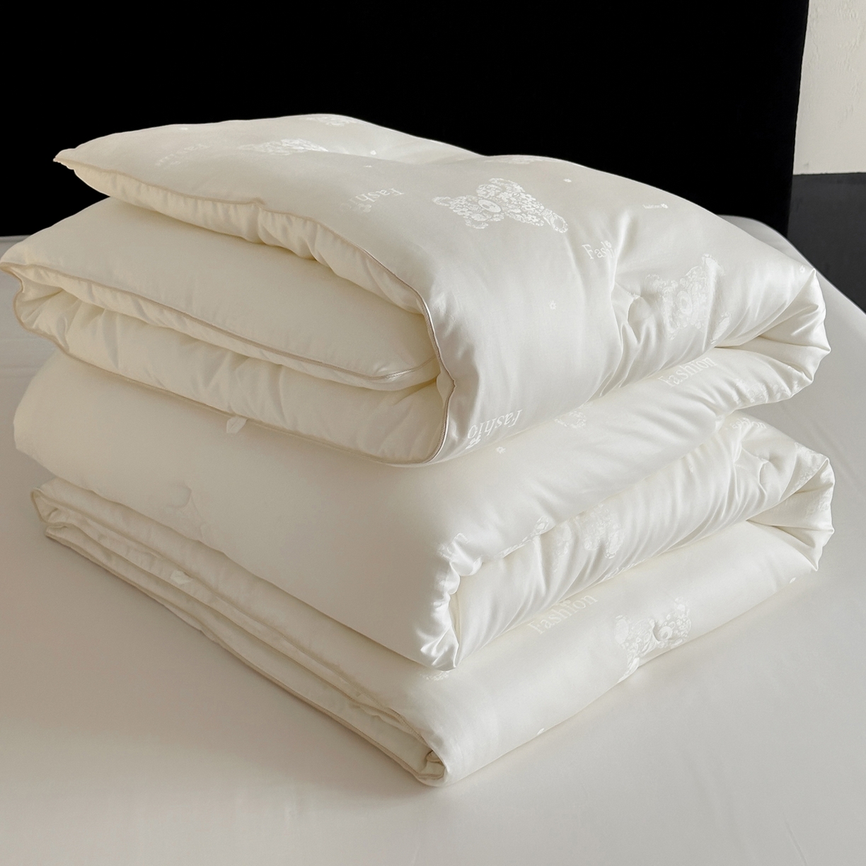 91家纺网 家纺一手货源 找家纺 一加一 2025新款满提彩丝蚕丝大豆抗菌被子被芯 酷熊