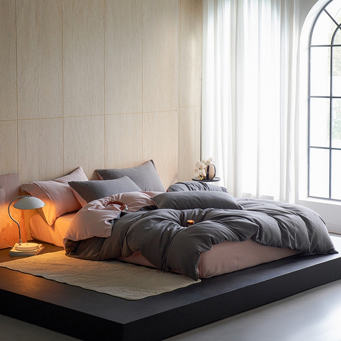 91家纺网 家纺一手货源 找家纺 千朵森 2025新款全棉磨毛A类色织提花磨毛四件套-简色 素灰粉影