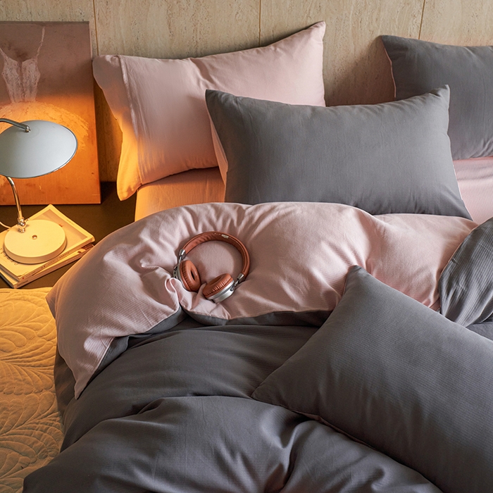 91家纺网 家纺一手货源 找家纺 千朵森 2025新款全棉磨毛A类色织提花磨毛四件套-简色 素灰粉影