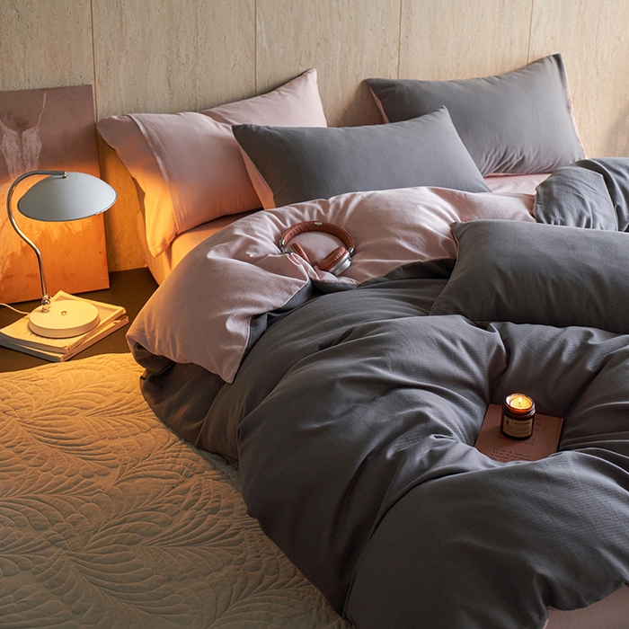 91家纺网 家纺一手货源 找家纺 千朵森 2025新款全棉磨毛A类色织提花磨毛四件套-简色 素灰粉影