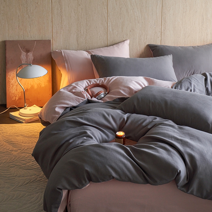 91家纺网 家纺一手货源 找家纺 千朵森 2025新款全棉磨毛A类色织提花磨毛四件套-简色 素灰粉影