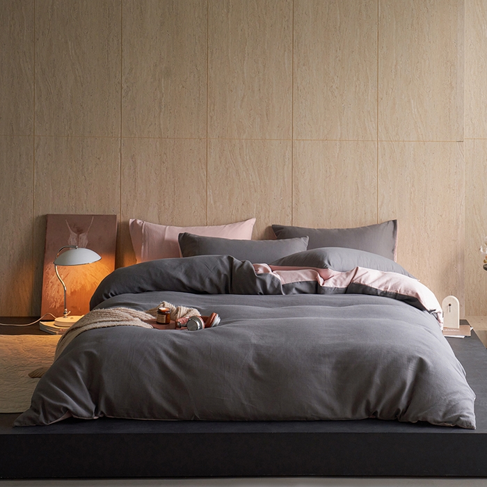 91家纺网 家纺一手货源 找家纺 千朵森 2025新款全棉磨毛A类色织提花磨毛四件套-简色 素灰粉影