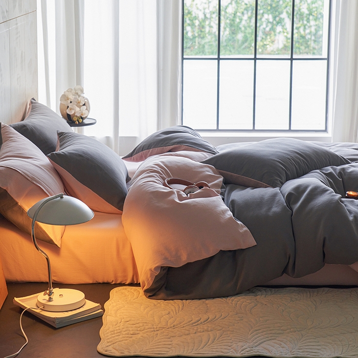 91家纺网 家纺一手货源 找家纺 千朵森 2025新款全棉磨毛A类色织提花磨毛四件套-简色 素灰粉影