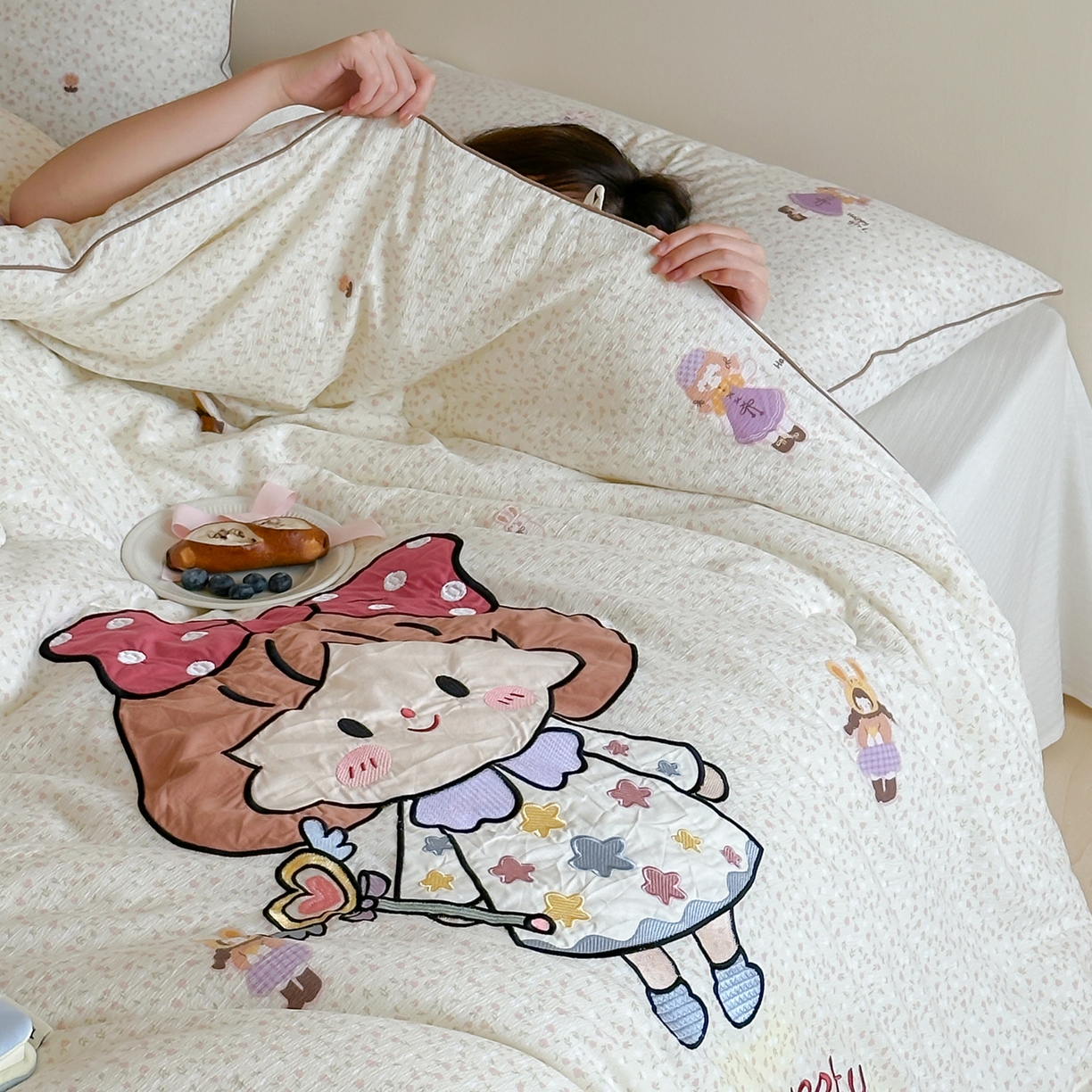 91家纺网 家纺一手货源 找家纺 一加一 2025新款A类双层纱卡通贴布绣大豆被芯 梦女孩