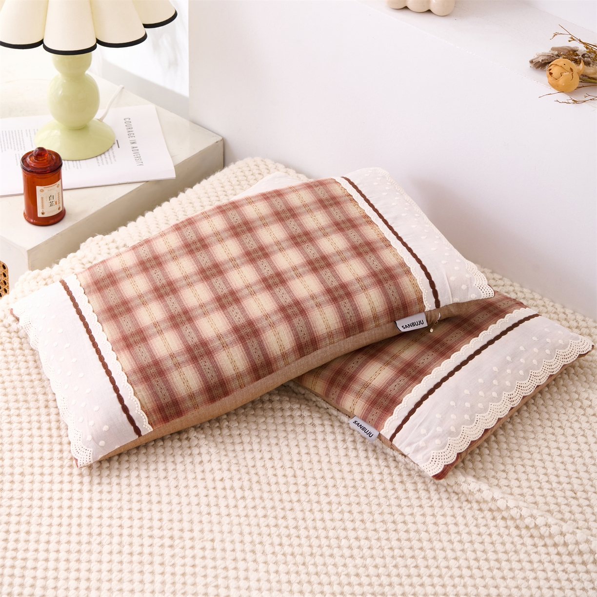 91家纺网 家纺一手货源 找家纺 大熊枕芯 2025新款 全棉花边荞麦枕 格子花边-褐