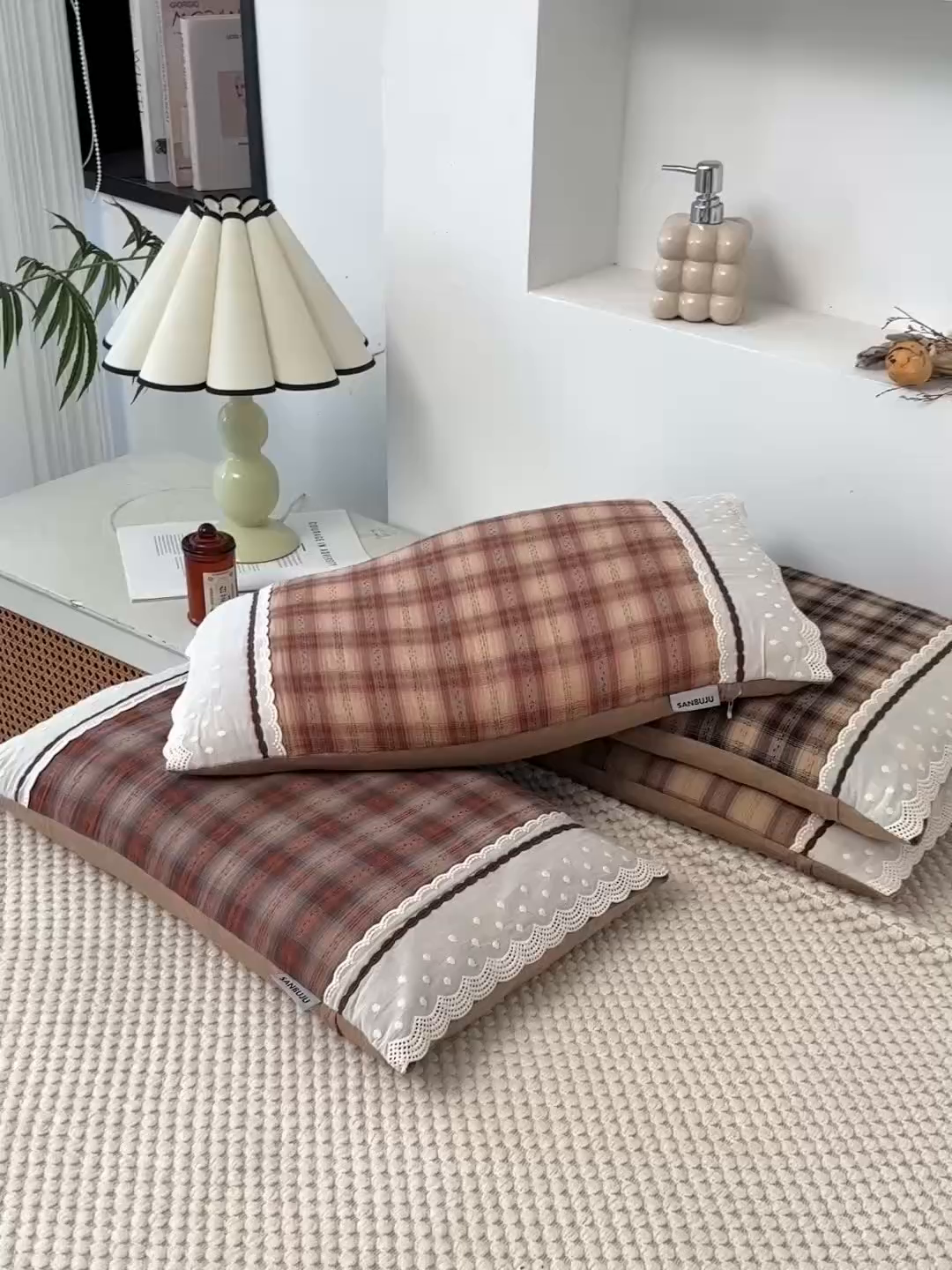 91家纺网 家纺一手货源 找家纺 大熊枕芯 2025新款 全棉花边荞麦枕 格子花边-褐