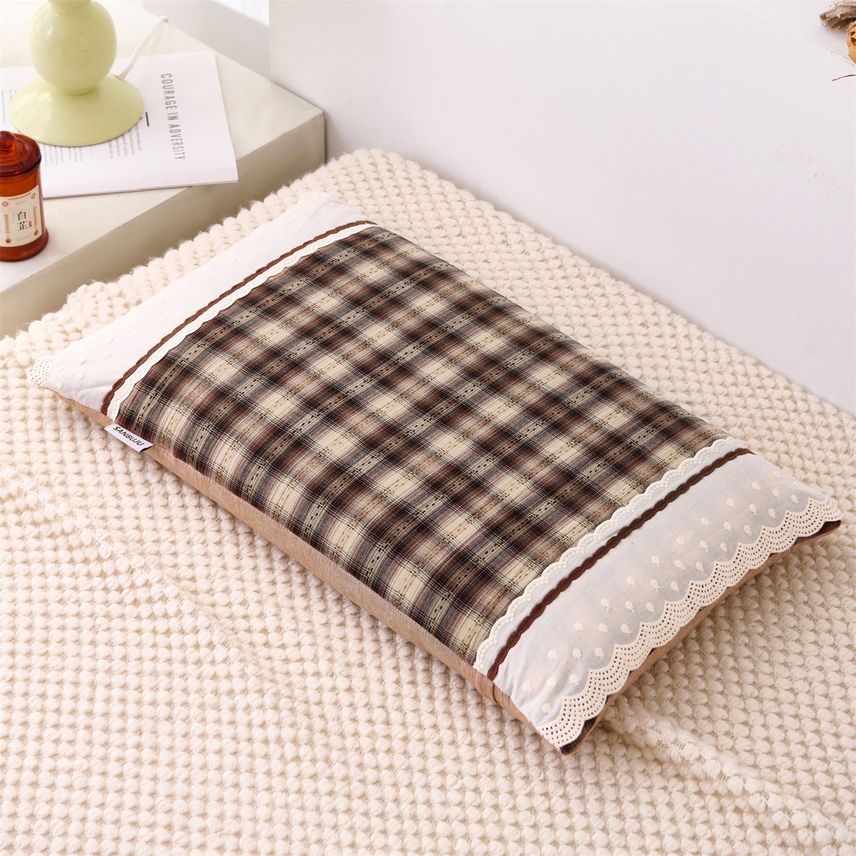 91家纺网 家纺一手货源 找家纺 大熊枕芯 2025新款 全棉花边荞麦枕 格子花边-褐