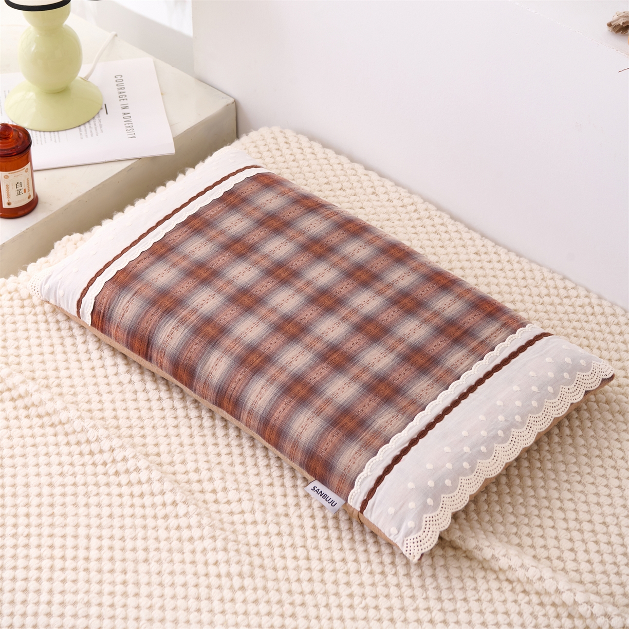 91家纺网 家纺一手货源 找家纺 大熊枕芯 2025新款 全棉花边荞麦枕 格子花边-红