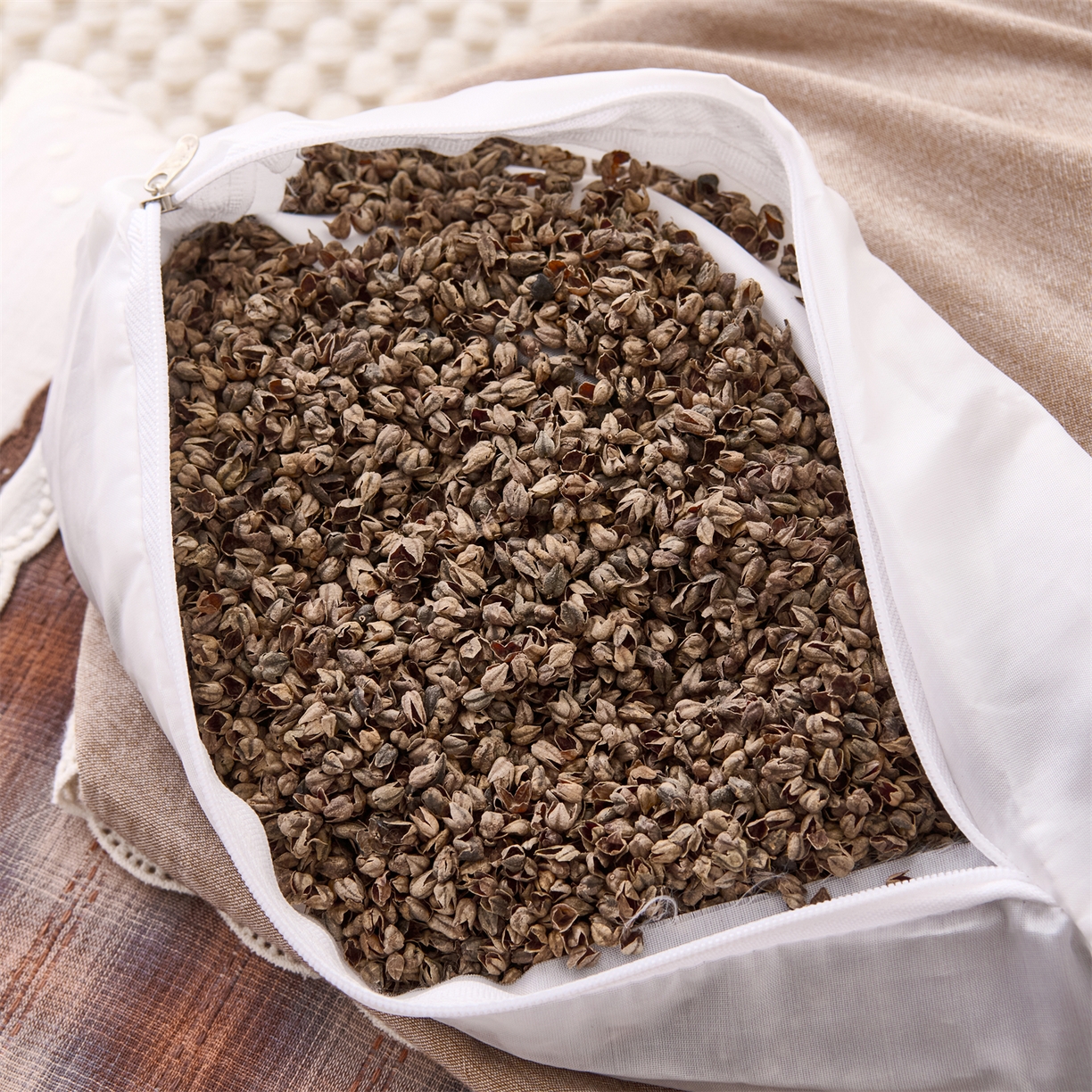 91家纺网 家纺一手货源 找家纺 大熊枕芯 2025新款 全棉花边荞麦枕 格子花边-红