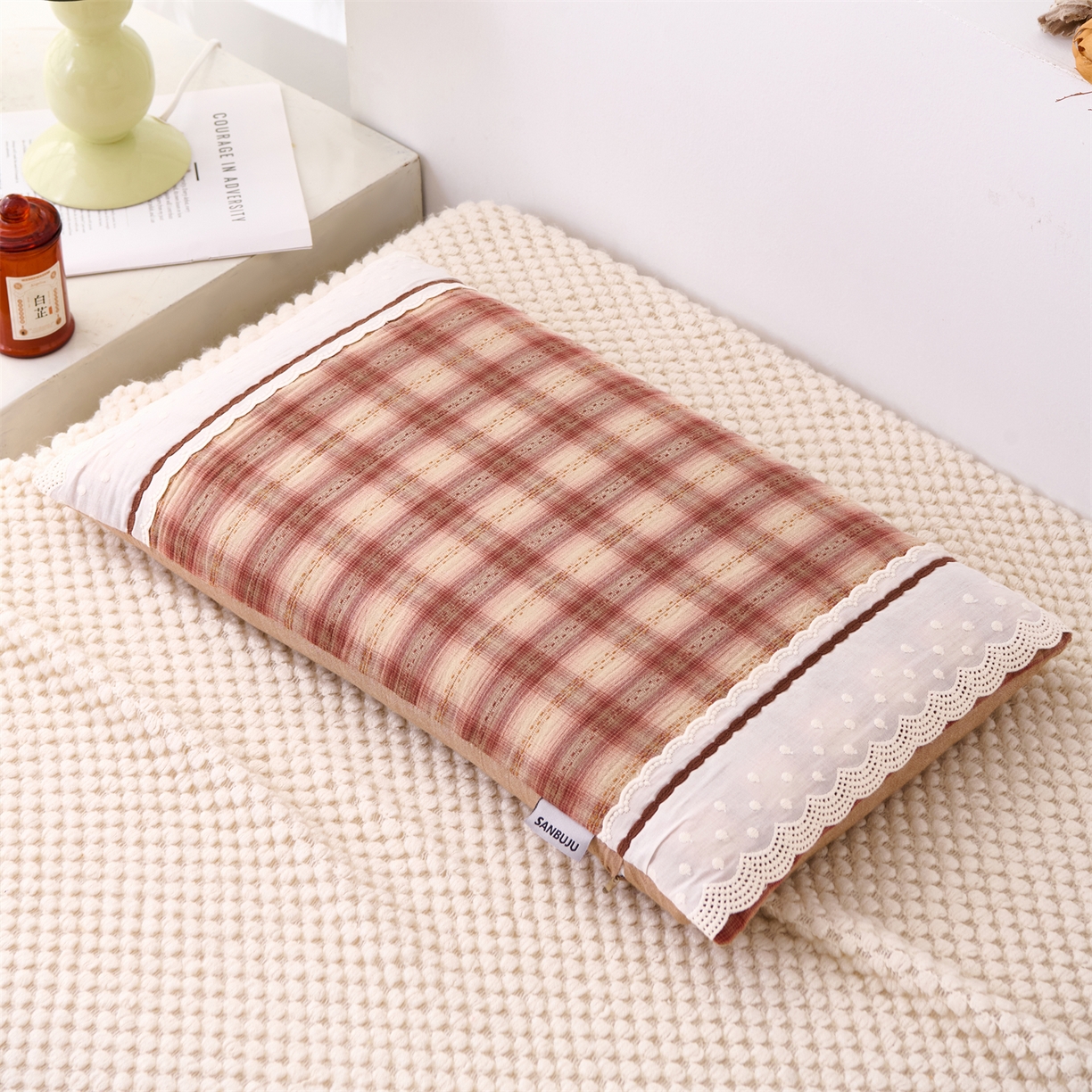 91家纺网 家纺一手货源 找家纺 大熊枕芯 2025新款 全棉花边荞麦枕 格子花边-咖