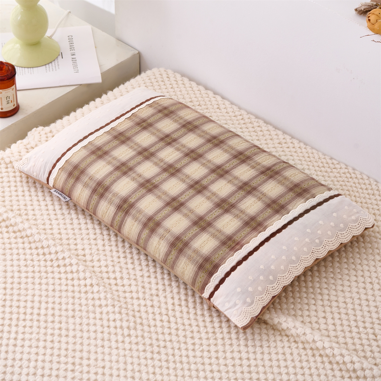 91家纺网 家纺一手货源 找家纺 大熊枕芯 2025新款 全棉花边荞麦枕 格子花边-卡其
