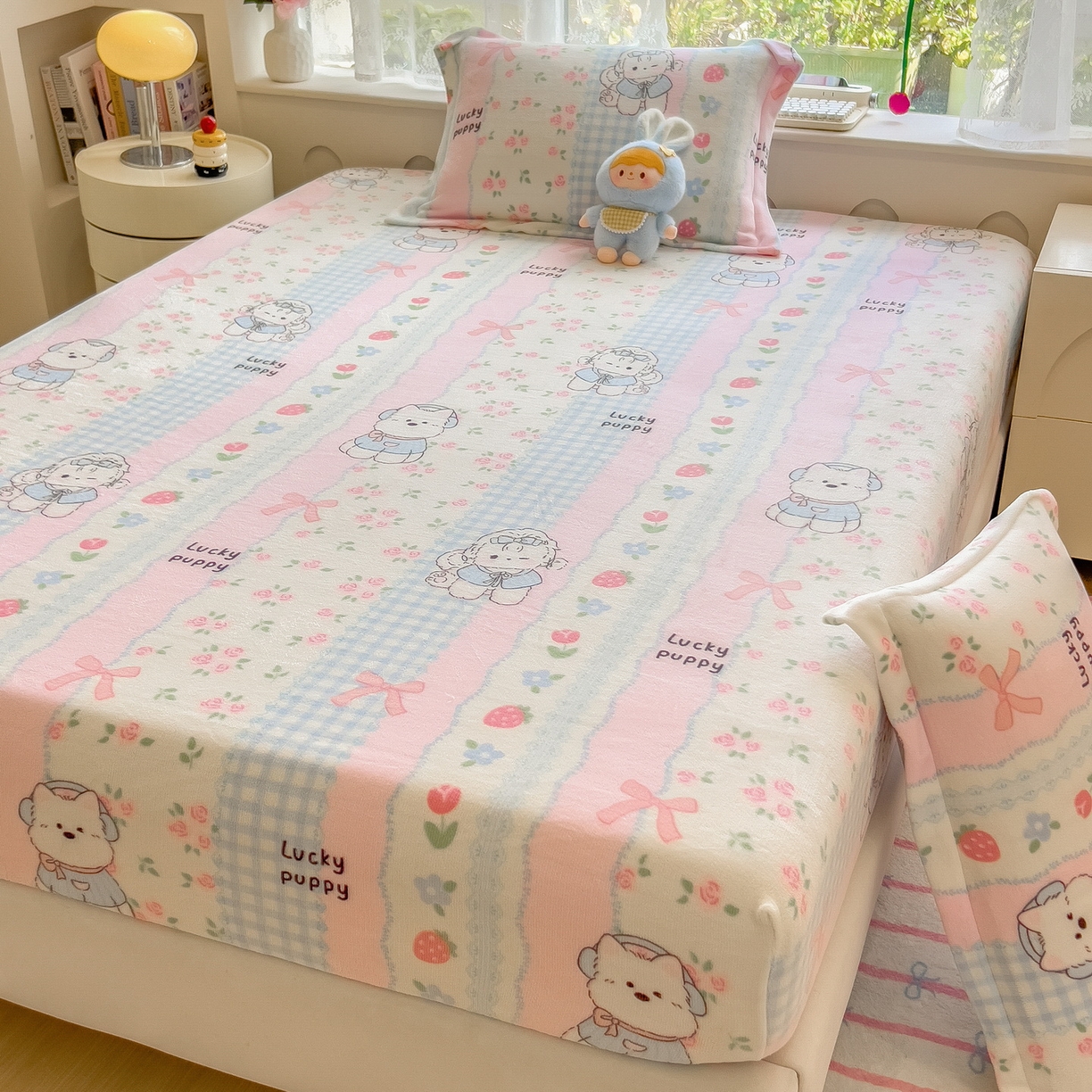 91家纺网 家纺一手货源 找家纺 丝羽坊 2025新款印花小清新牛奶绒印花床笠三件套 草莓洋娃娃