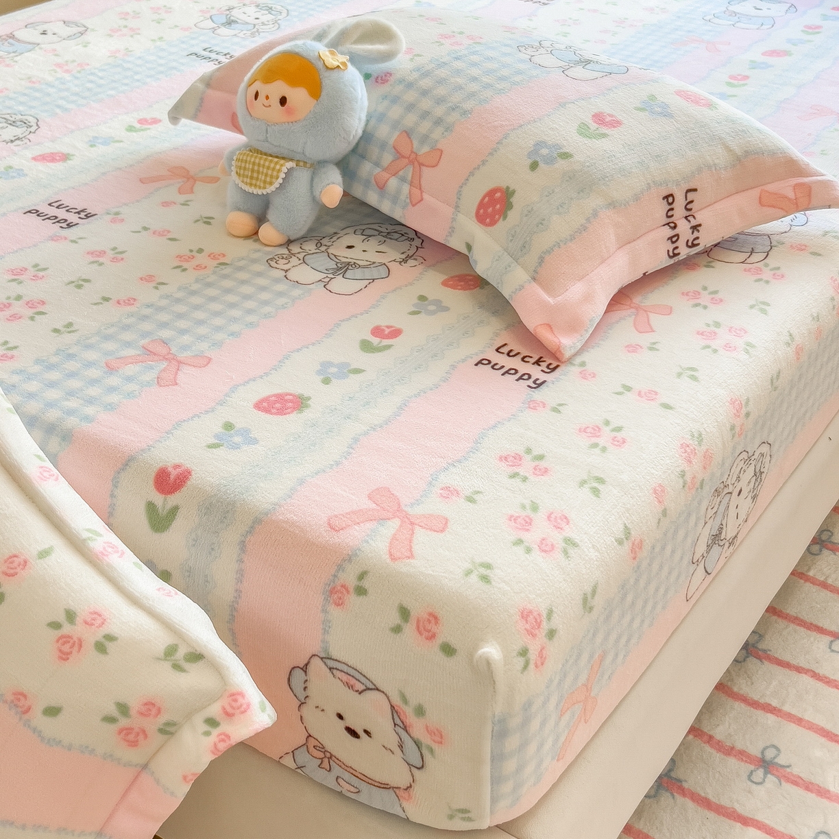 91家纺网 家纺一手货源 找家纺 丝羽坊 2025新款印花小清新牛奶绒印花床笠三件套 草莓洋娃娃