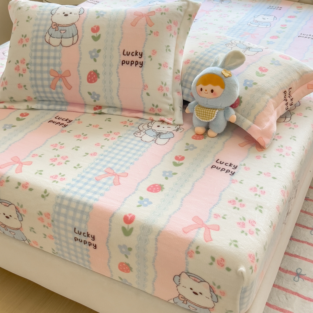 91家纺网 家纺一手货源 找家纺 丝羽坊 2025新款印花小清新牛奶绒印花床笠三件套 草莓洋娃娃